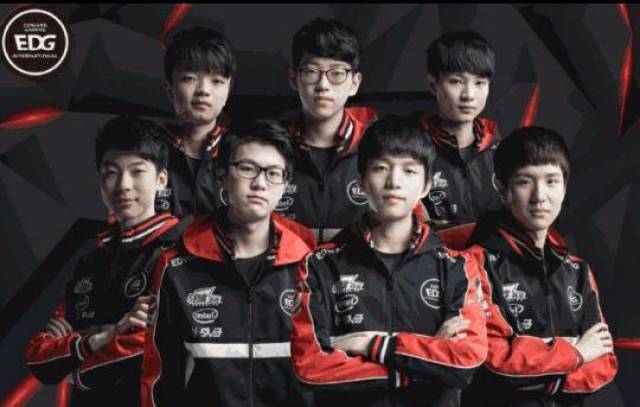 着无数球迷 着无数球迷