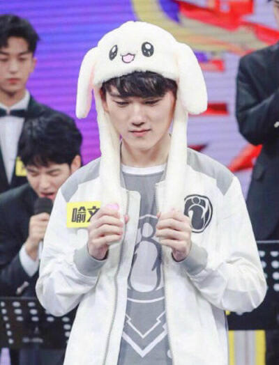 镜头追随更 镜头追随更